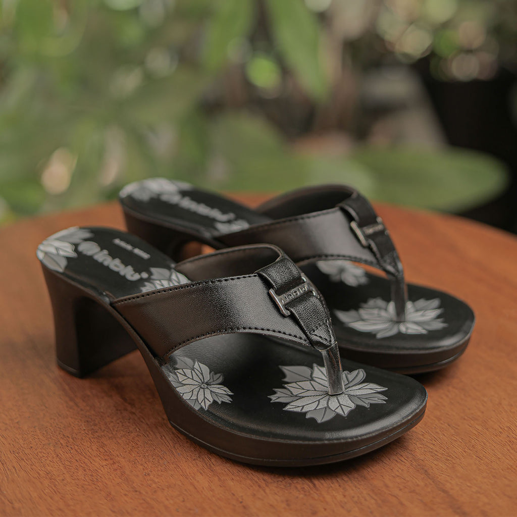 Inblu Women Black Floral Printed V-Shape Block Heel Sandal with